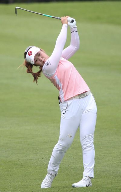 이소영이 BC카드ㆍ한경레이디스컵 셋째날 5번홀에서 아이언 샷을 하고 있다. 사진=KLPGA