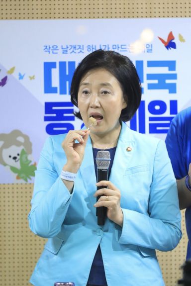 박영선 장관이 라이브커머스에 출연해 브랜드 K 제품을 판매하고 있다.