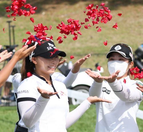 김지영2가 BC카드ㆍ한경레이디스컵 우승 직후 동료들에게 꽃잎 세례를 받고 있다. 사진=KLPGA