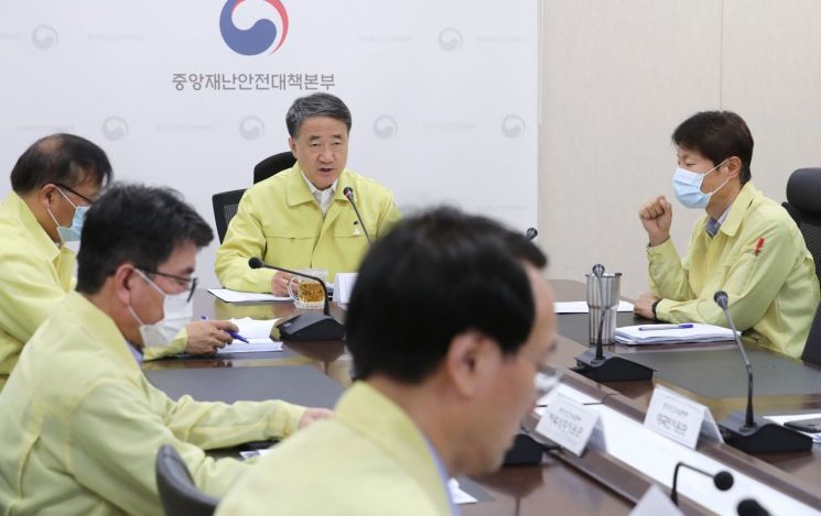 박능후 중앙재난안전대책본부 1차장(보건복지부 장관, 가운데)이 29일 오전 세종시 정부세종청사에서 열린 신종 코로나바이러스감염증(코로나19) 대응 중앙재난안전대책본부 회의를 주재하며 발언하고 있다.<이미지:연합뉴스>