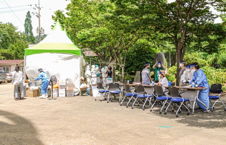 28일 전남 목포시의 한 중학교에서 코로나19 확진자가 발생하자 교직원과 전교생을 대상으로 검사가 진행되고 있다.<이미지:연합뉴스>