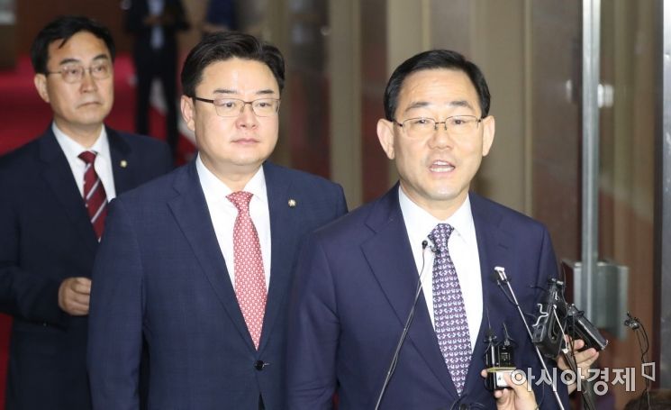 주호영 미래통합당 원내대표가 29일 국회에서 21대 국회 원구성 협상을 위한 의장-교섭단체 원내대표 회동을 마치고 의장실을 나서고 있다./윤동주 기자 doso7@