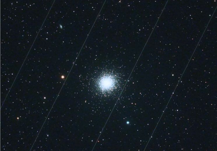 한국천문연구원이 구상성단 M13를 관측하던 중 스타링크 위성 8대의 궤적을 촬영했다. 사진에 보이는 실선이 이 위성들의 궤적이다.