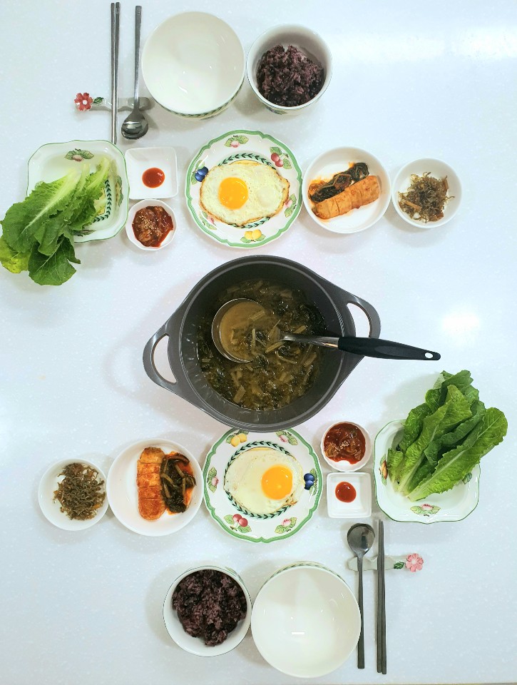 각자 먹을 수 있도록 놓인 1인용 반찬과 공용 국자, 개별 국그릇 차림. (사진=농림축산식품부)