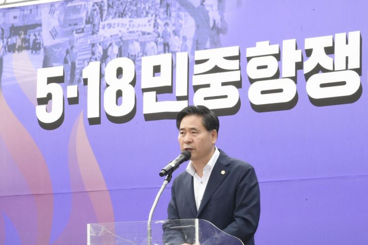 서정진의장이 5.18 40주년 순천기념식에서 기념사를 하고 있다.