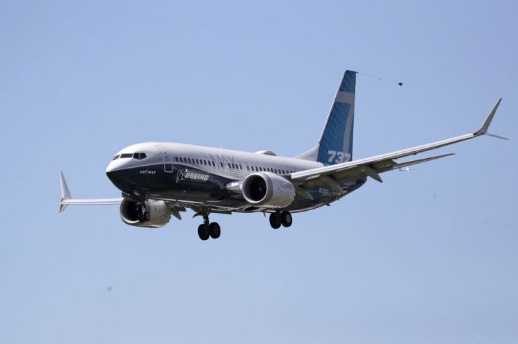보잉 737 맥스 항공기가 29일(현지시간) 시험운항을 마치고 착륙하고 있다. [이미지출처=AP연합뉴스]