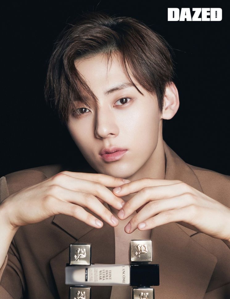 민현, 환한 피부·또렷한 이목구비