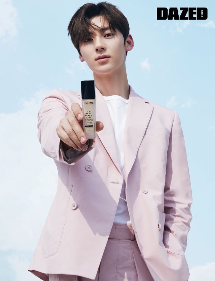 민현, 환한 피부·또렷한 이목구비