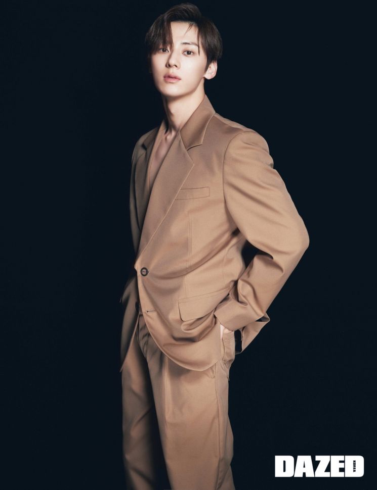 민현, 환한 피부·또렷한 이목구비
