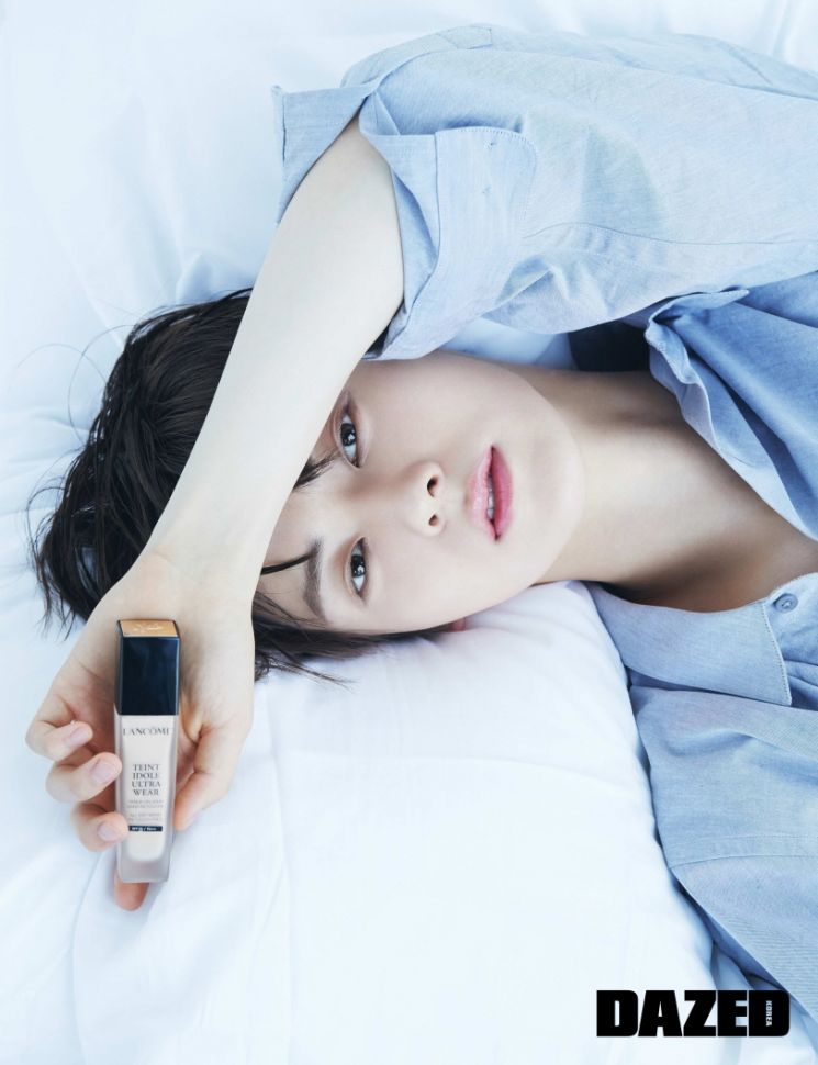 민현, 환한 피부·또렷한 이목구비