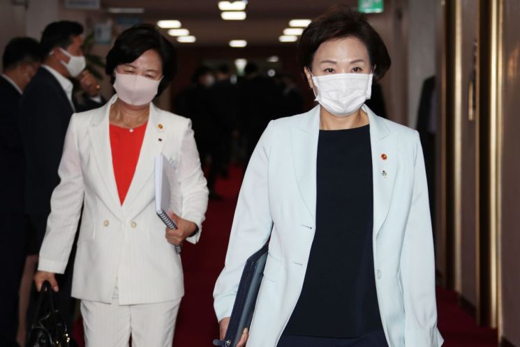 김현미 국토교통부 장관(오른쪽)과 추미애 법무부 장관이 30일 정부서울청사에서 열린 국무회의에 참석하고 있다. (사진=연합뉴스)