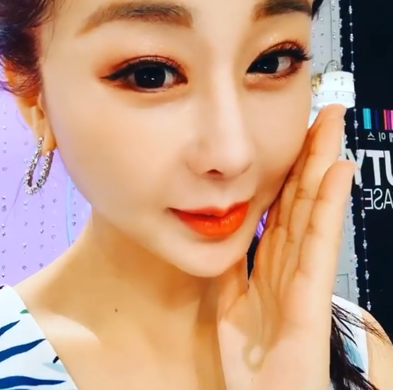 함소원, 18세 연하 남편 '진화' 연예인 병? "지하철 옥외광고까지 노려"