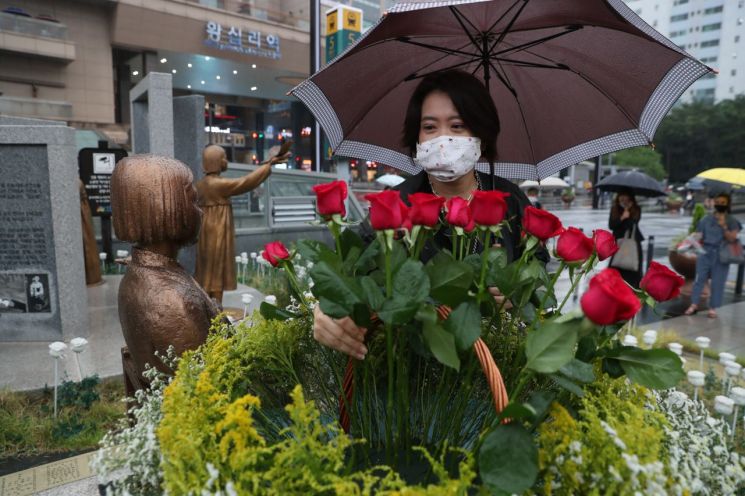 지난 24일 성동구와 성동평화의소녀상기념사업회 등은 ‘성동평화의소녀상’ 건립 3주년을 기념해 헌화와 묵념으로 기념행사를 개최했다.