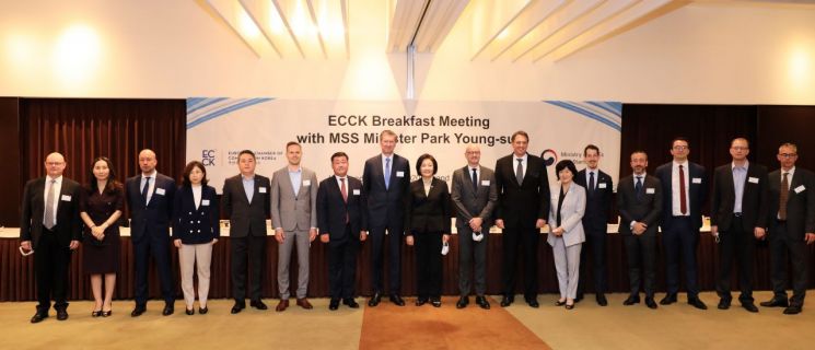 박영선 중소벤처기업부 장관(가운데)이 1일 서울 용산구 그랜드하얏트호텔에서 열린 유럽기업 간담회에서 최고경영자(CEO) 등 참석자들과 기념촬영을 하고 있다.