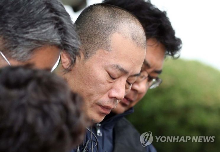 진주 아파트 방화·살인 혐의로 구속된 안인득(42)이 병원을 가기 위해 지난해 4월19일 오후 경남 진주경찰서에서 이동하고 있다./사진=연합뉴스