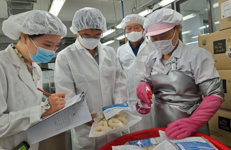 대구시교육청 간부공무원들이 지난 6월30일 수성구 오성중 급식현장에서 위생상황을 점검하고 있는 모습.
