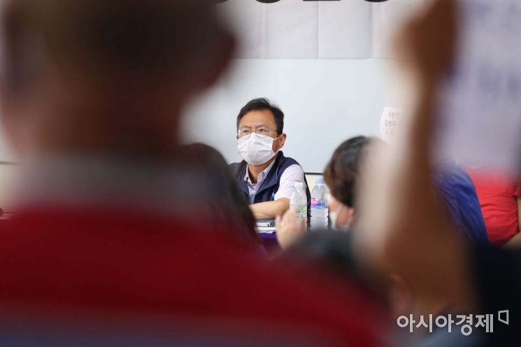 김명환 민주노총 위원장이 1일 서울 중구 민주노총에서 열린 '제11차 중앙집행위원회 회의'에 참석해 있다. /문호남 기자 munonam@