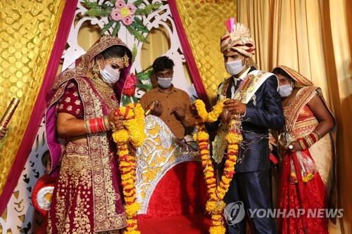 인도 결혼식서 '대규모 집단 감염' 발생…신랑 사망·하객 100여 명 확진