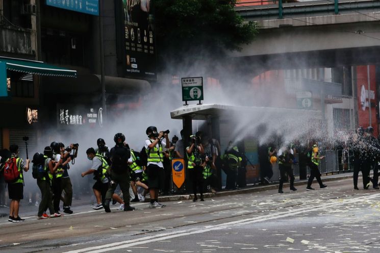 지난 1일 주권 반환 23주년을 맞아 거리로 나선 홍콩 국가보안법 항의 시위대에게 홍콩 경찰이 물대포를 발사하며 해산을 시도하고 있다. [이미지출처=로이터연합뉴스]