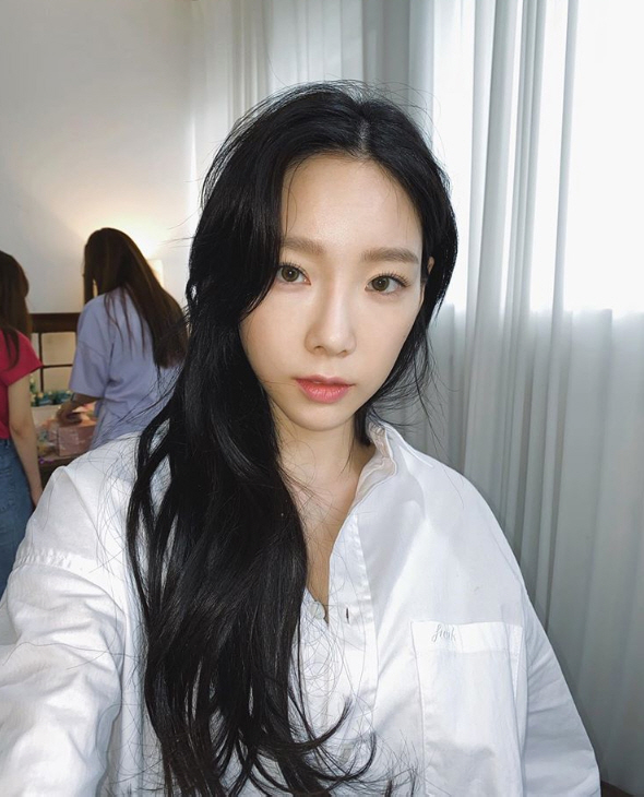태연, 염색한 흑발 머리 자랑…누리꾼 "대체 누가 32살로 보겠냐" 