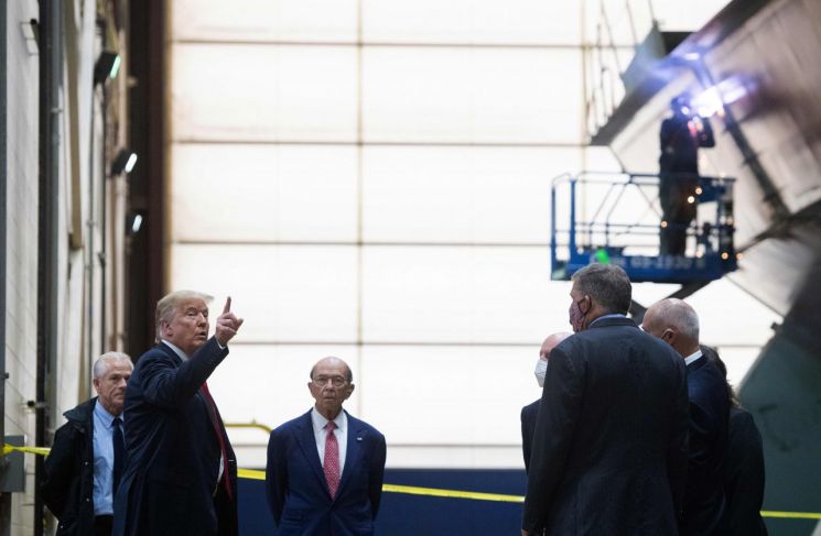 (마리네트 AFP=연합뉴스) 도널드 트럼프 미국 대통령이 윌버 로스 상무장관(오른쪽)과 피터 나바로 무역제조업정책국장(왼쪽)을 대동하고 25일(현지시간) 위스콘신 주 마리네트의 조선소를 둘러보고 있다.