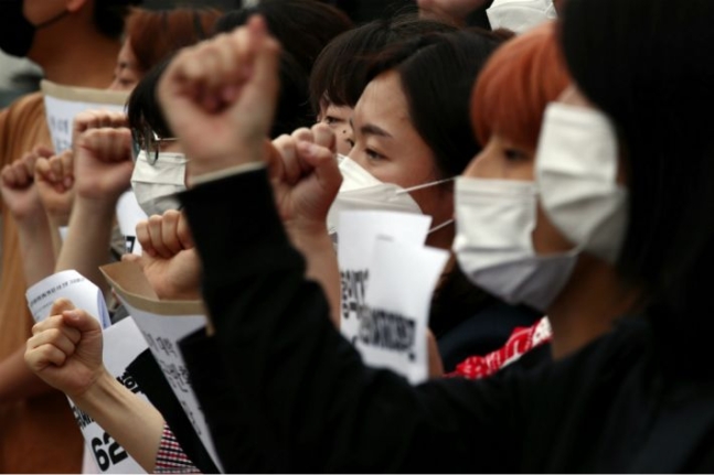 전국대학학생회네트워크 등 대학생 단체들로 이뤄진 등록금반환운동본부가 1일 서울 서초구 서울중앙지방법원 앞에서 등록금 반환 집단 소송 선포 기자회견을 하고 있다./사진=연합뉴스