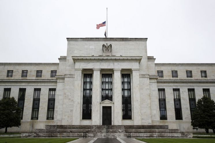 Fed "경제 불확실성 여전"‥연은 총재들 "금리 인상 어려워"