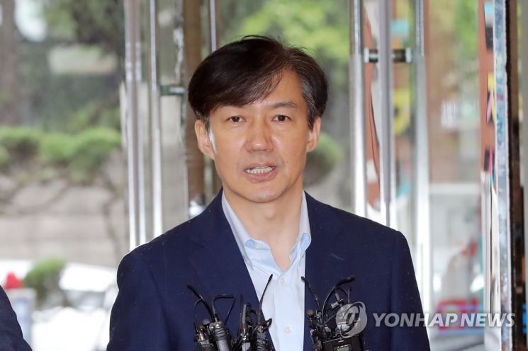 조국 전 법무부 장관이 지난해 9월4일 오전 서울 종로구 적선현대빌딩에 마련된 인사청문회 준비단으로 출근하며 취재진 질문에 답하고 있다. / 사진=연합뉴스