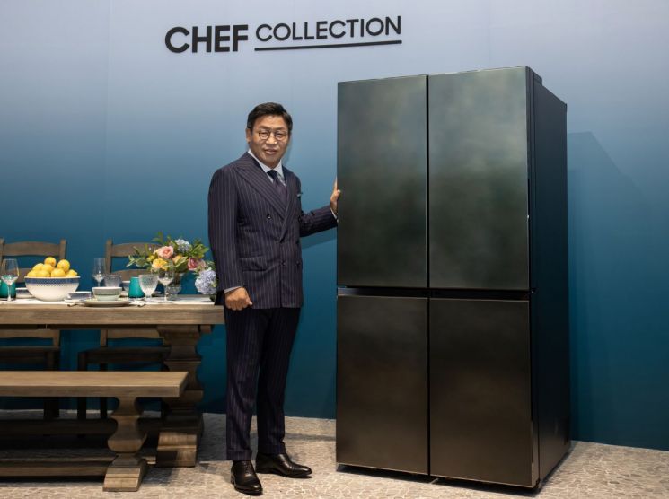 이재승 삼성전자 생활가전사업부장이 2일 서울 성수동에 마련된 체험존에서 '뉴 셰프컬렉션' 냉장고를 소개하고 있다.