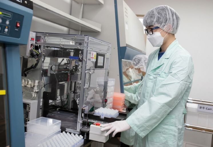 솔젠트 직원이 자동화 기기를 사용해 진단 시약 용기 마개를 조립하고 있다.