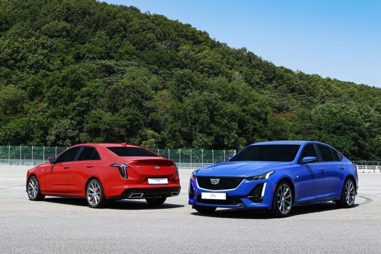 캐딜락 CT4(사진 왼쪽)와 CT5