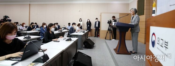 [포토]강경화 외교부 장관 기자간담회
