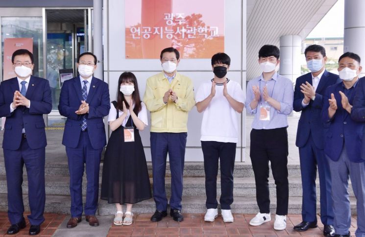 이용섭 광주광역시장이 2일 오전 북구 광주과학기술진흥원에서 열린 광주인공지능사관학교 개교식에 참석해 김동찬 시의회 의장, 문인 북구청장, 이두희 멋쟁이사자처럼 대표 등 내빈들과 기념촬영을 하고 있다. 사진=광주광역시 제공