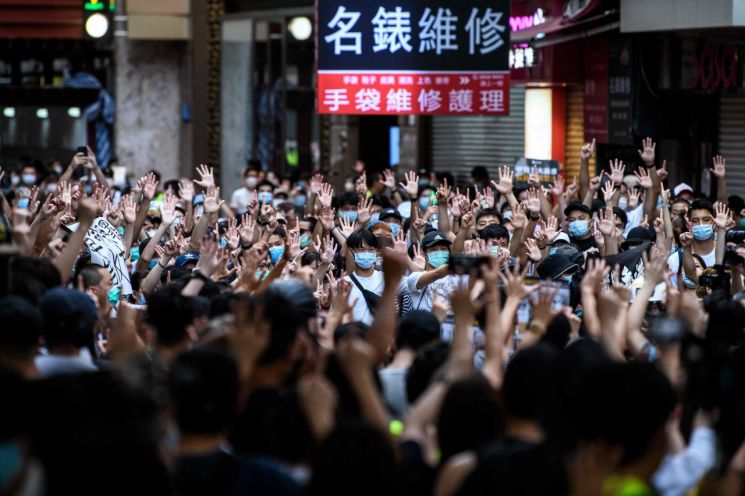 홍콩보안법 첫 기소…"식당에 붙인 포스트잇도 법 위반"