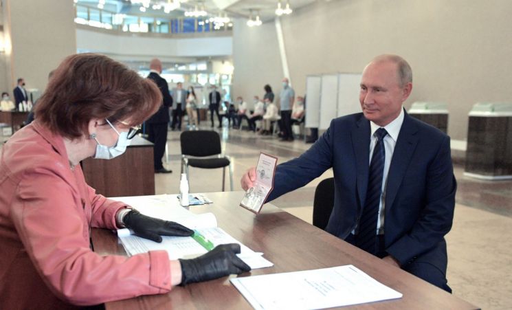 푸틴 러시아 대통령 '장기집권' 위한 국민투표 가결