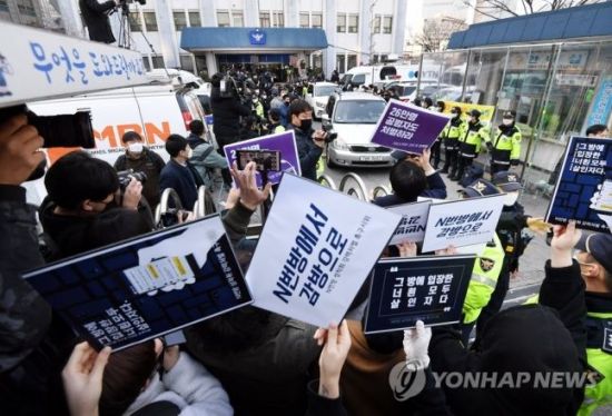지난 3월25일 인터넷 메신저 텔레그램에서 미성년자를 포함한 여성들의 성 착취물을 제작 및 유포한 혐의를 받는 '박사방' 운영자 조주빈이 탄 차량이 서울 종로경찰서를 나와 검찰 유치장으로 향하자 시민들이 조주빈의 강력처벌을 촉구하며 피켓 시위를 하고 있다/사진=연합뉴스