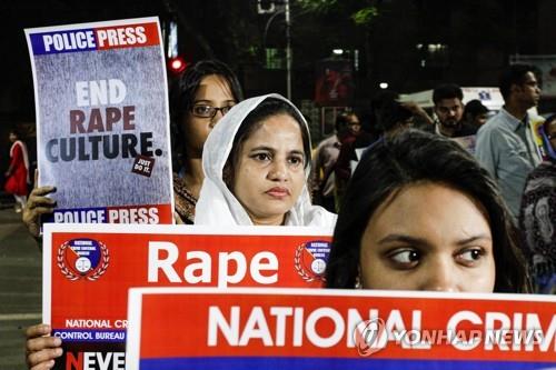 인도의 한 고등법원 판사가 성폭행 피해를 주장하는 여자에게 "왜 아침까지 용의자와 함께 있었느냐"며 "인도 여성답지 못하다"고 말해 여론의 뭇매를 맞고 있다. 사진은 기사 중 특정표현과 무관함. [이미지출처=연합뉴스]