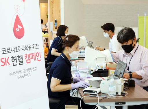SK 구성원들이 3일 서울 종로구 서린사옥에서 코로나19 극복 릴레이 헌혈 행사에 참여하고 있다. 사진=SK그룹