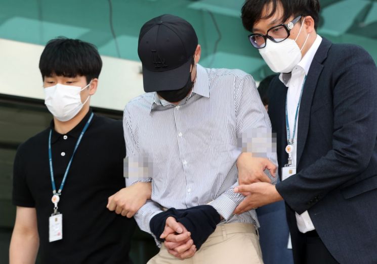 텔레그램 'n번방'에서 아동·청소년 성 착취물을 구매하는 등 아동·청소년의 성보호에 관한 법률(약칭 청소년성보호법) 위반 등으로 지난 7월3일 구속된 남성이 검찰로 송치되기 위해 호송차량으로 향하고 있다. / 사진=연합뉴스