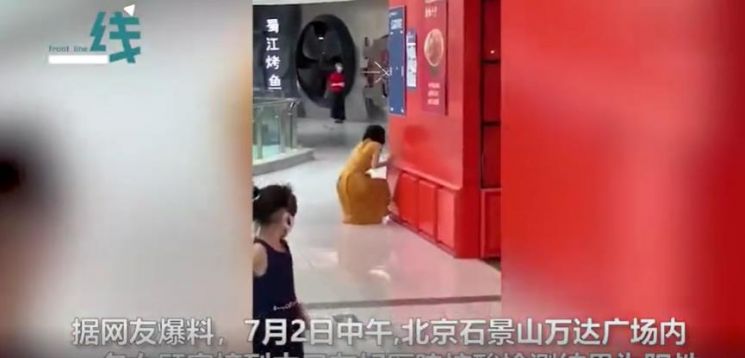 "코로나 양성이래" 베이징 쇼핑몰서 대성통곡한 여성