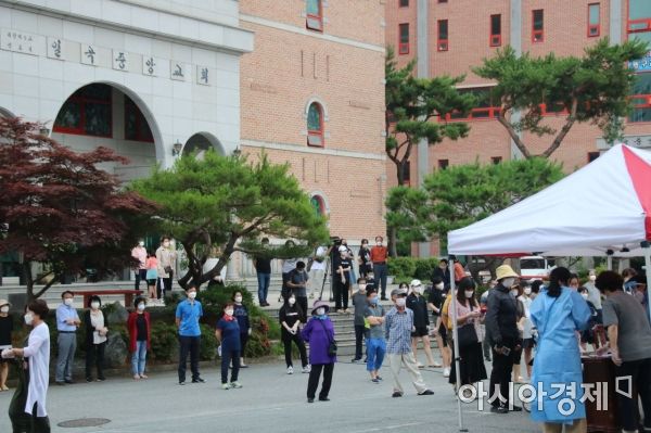 광주 일곡중앙교회에서 코로나19 확진자 5명이 발생한 가운데, 4일 오전 10시께 교회 주차장에 설치된 선별진료소에서 교인들이 검사를 위해 줄을 서 기다리고 있다.