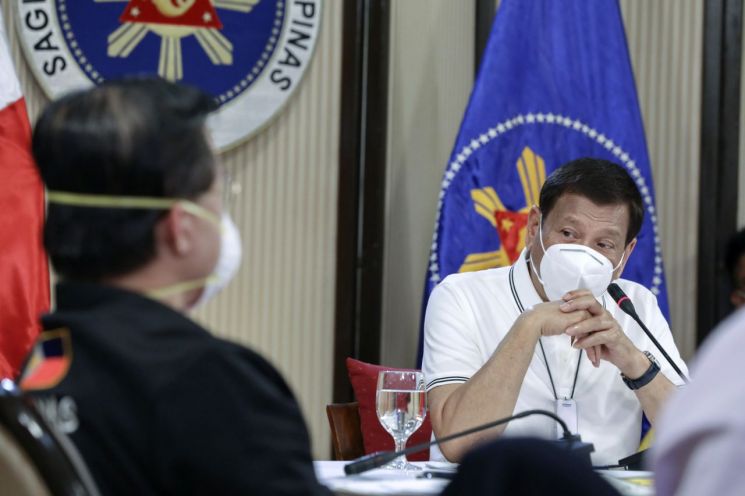두테르테 필리핀 대통령, 테러방지법 서명… 인권침해 논란