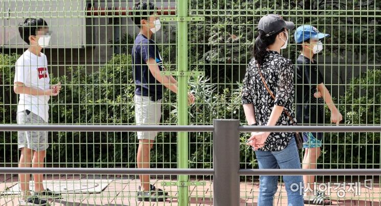 [포토]선별진료소 찾은 초등학생들