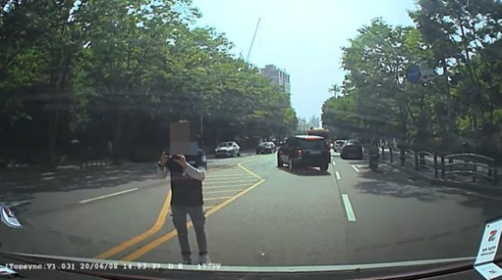 3일 청와대 국민청원에 글을 올린 청원인이 첨부한 블랙박스 영상. 청원인은 택시기사가 사고를 처리하고 가야 한다며 차에서 내려 사진을 찍는 등 말다툼을 10분간 계속해서 했다고 주장했다. 사진 유튜브 캡처