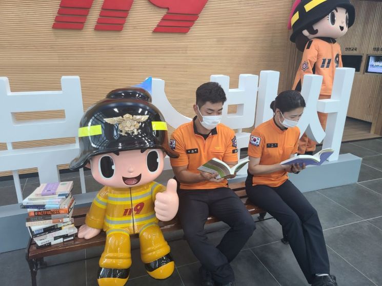 울산 북부소방서 대원들이 독서의 날을 맞아 책을 읽고 있다.