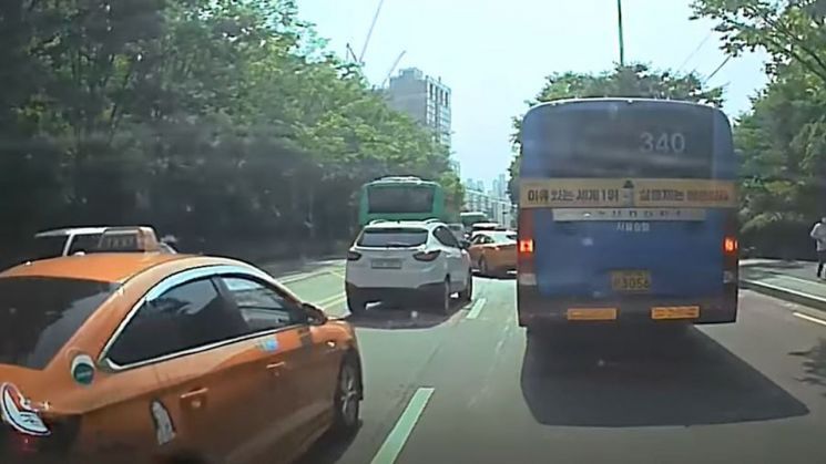 3일 청와대 국민청원 게시판에 글을 올린 청원인이 첨부한 블랙박스 영상. 청원인은 택시기사가 사고를 처리해야 한다며 구급차를 막아선 채 10분간 말다툼을 했다고 주장했다.  / 사진=유튜브 영상 캡처