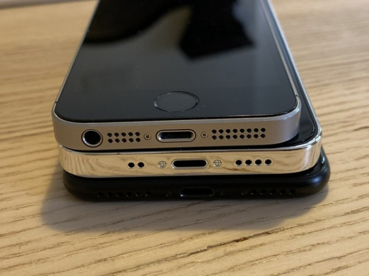 아이폰SE 1세대보다 크고 아이폰7보다 작은 아이폰12 5.4인치 모델 모형.(출처=맥루머스)