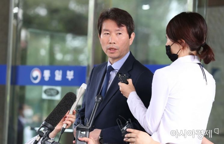 이인영 통일부 장관 후보자가 6일 서울 종로구 남북회담본부로 출근하던 중 취재진 질문에 답변하고 있다. /문호남 기자 munonam@