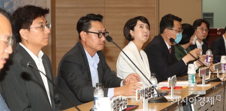 안성우 직방대표, 여민수 카카오 공동대표, 한성숙 네이버 대표, 김범준 우아한형제들 대표 등 6일 국회에서 열린 디지털경제 혁신연구포럼 출범식에 참석한 주요 참석자들이 토론을 벌이고 있다./윤동주 기자 doso7@