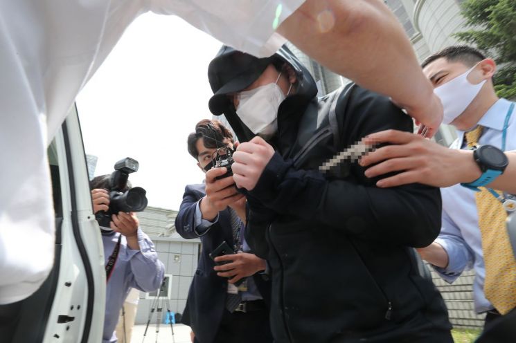 피해자 유인·협박 '박사' 조주빈 공범 20대 결국 구속